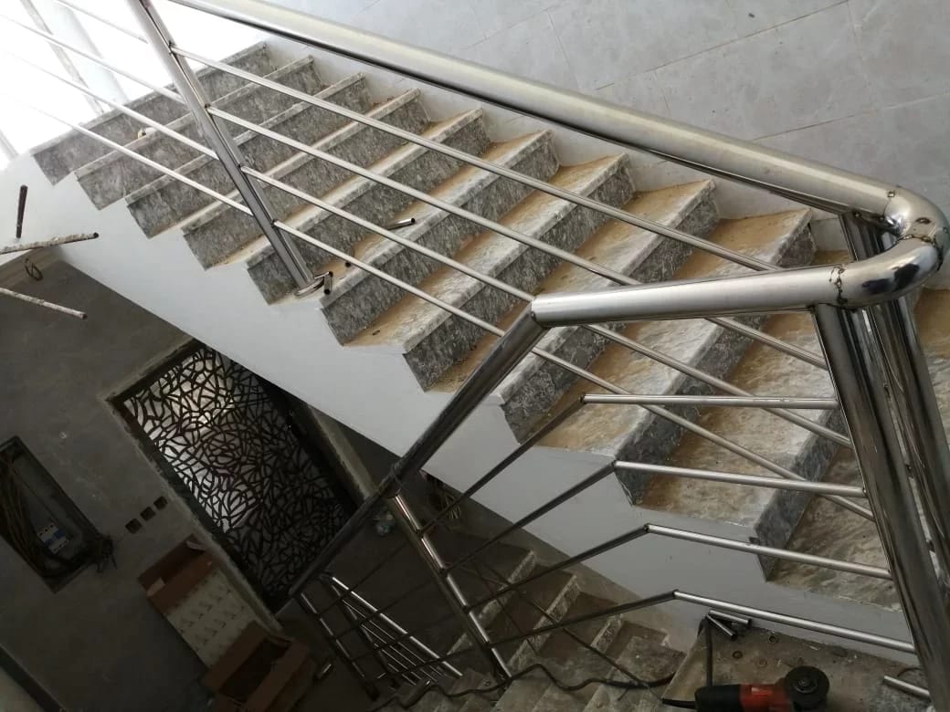 قواطع زجاجية مع شريط حماية