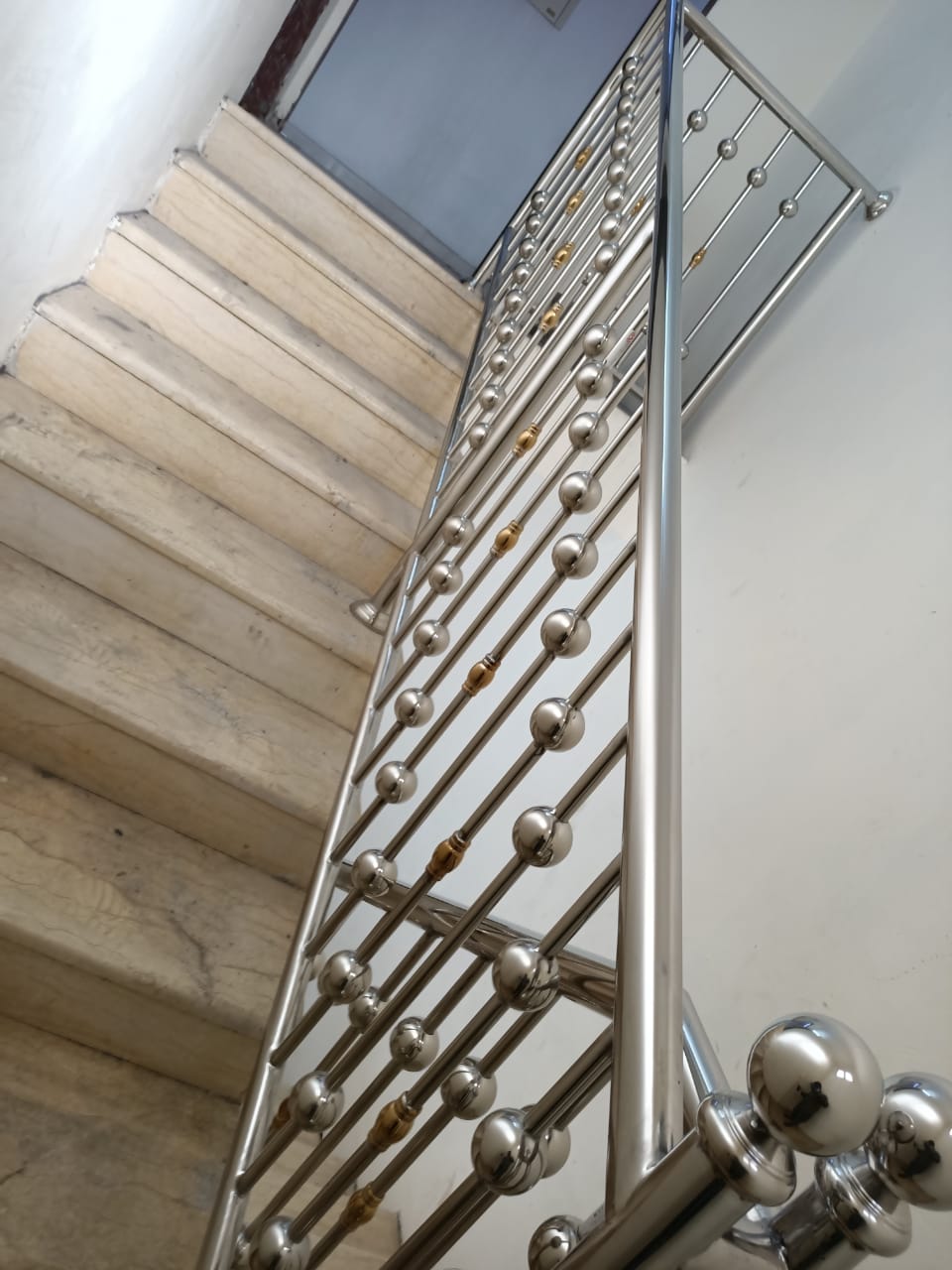 مشروع من أعمال زجاج وسكريت والمنيوم واستريكشر