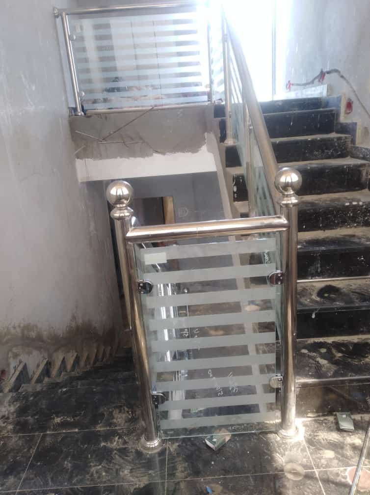 مشروع من أعمال زجاج وسكريت والمنيوم واستريكشر