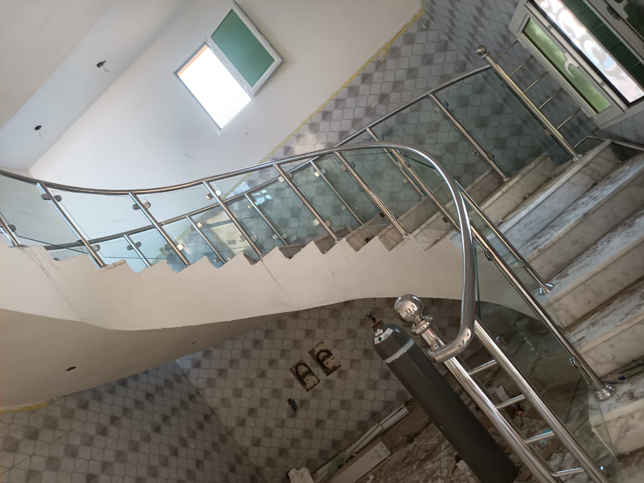 مشروع من أعمال زجاج وسكريت والمنيوم واستريكشر