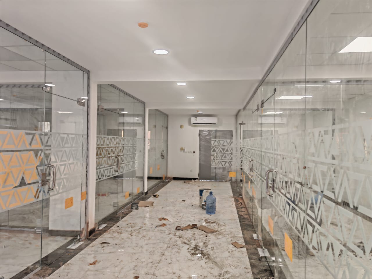 مشروع من أعمال زجاج وسكريت والمنيوم واستريكشر