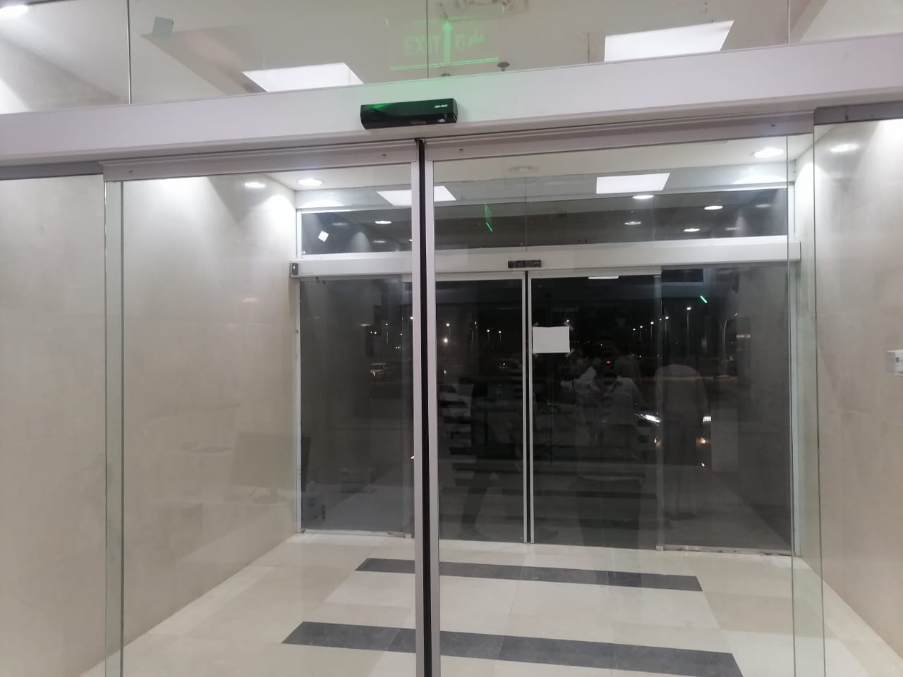 مشروع من أعمال زجاج وسكريت والمنيوم واستريكشر