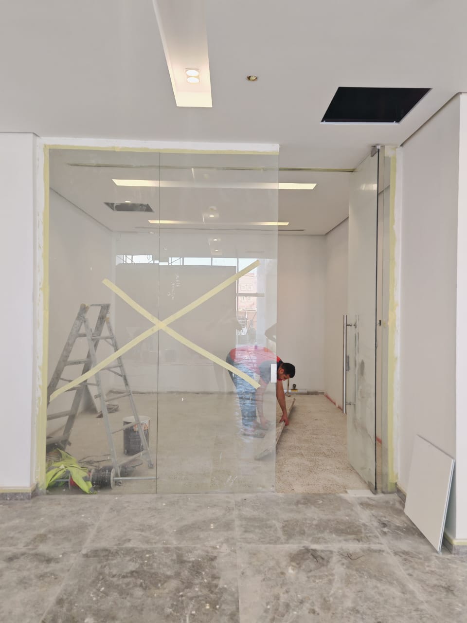 مشروع من أعمال زجاج وسكريت والمنيوم واستريكشر