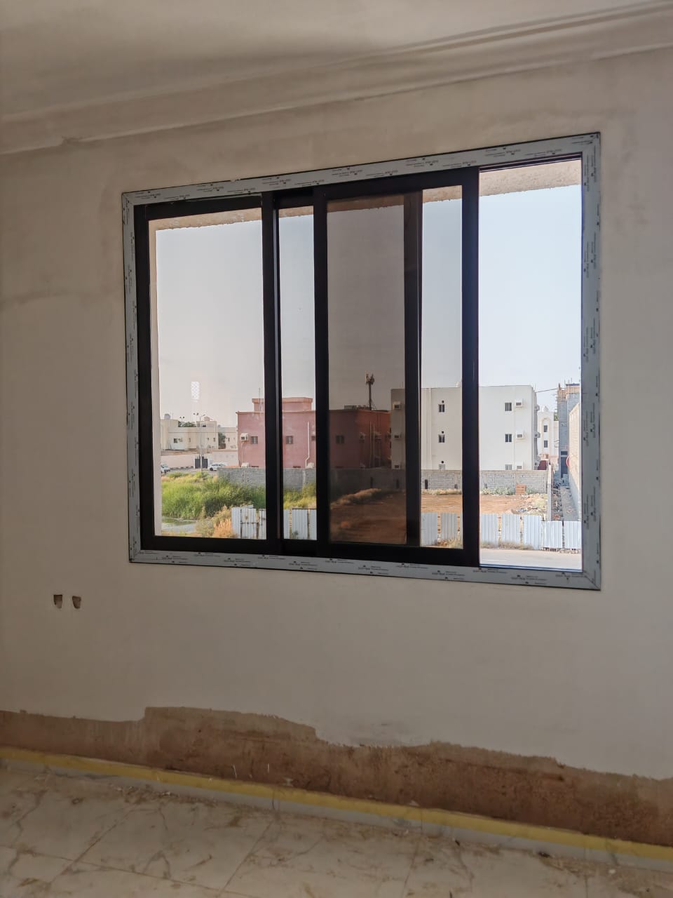 مشروع من أعمال زجاج وسكريت والمنيوم واستريكشر