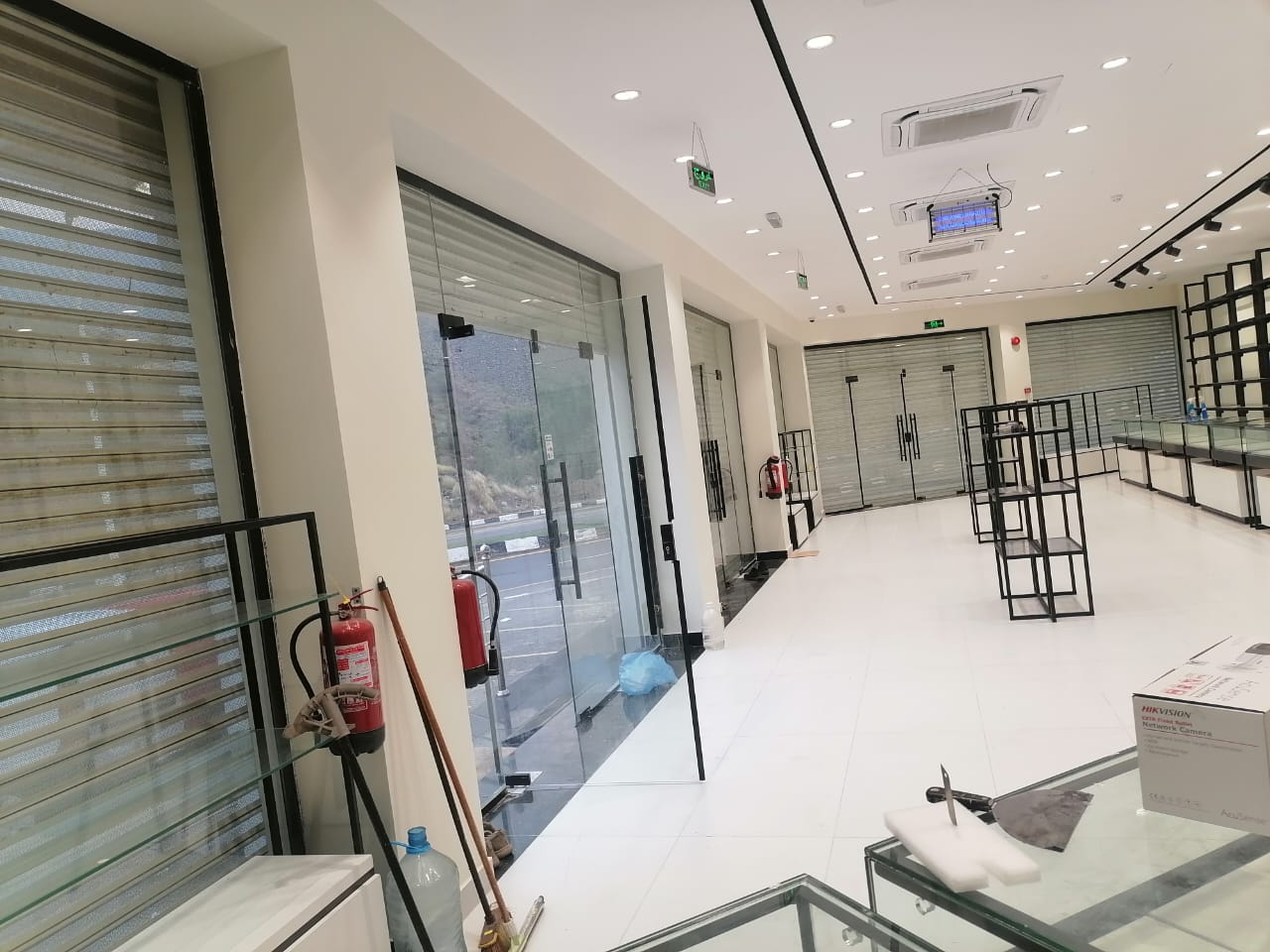 مشروع من أعمال زجاج وسكريت والمنيوم واستريكشر