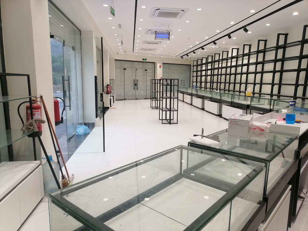 مشروع من أعمال زجاج وسكريت والمنيوم واستريكشر