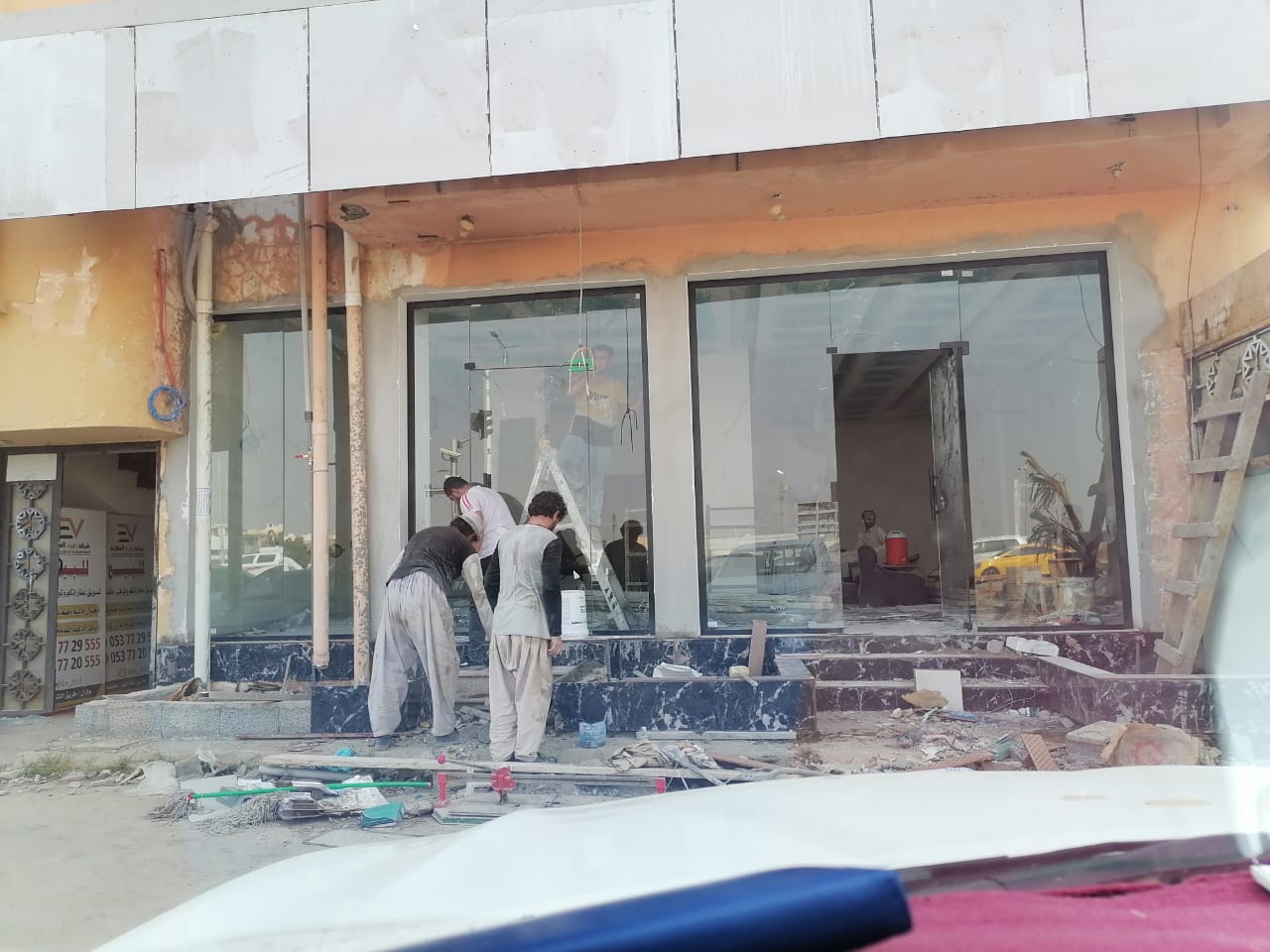 مشروع من أعمال زجاج وسكريت والمنيوم واستريكشر