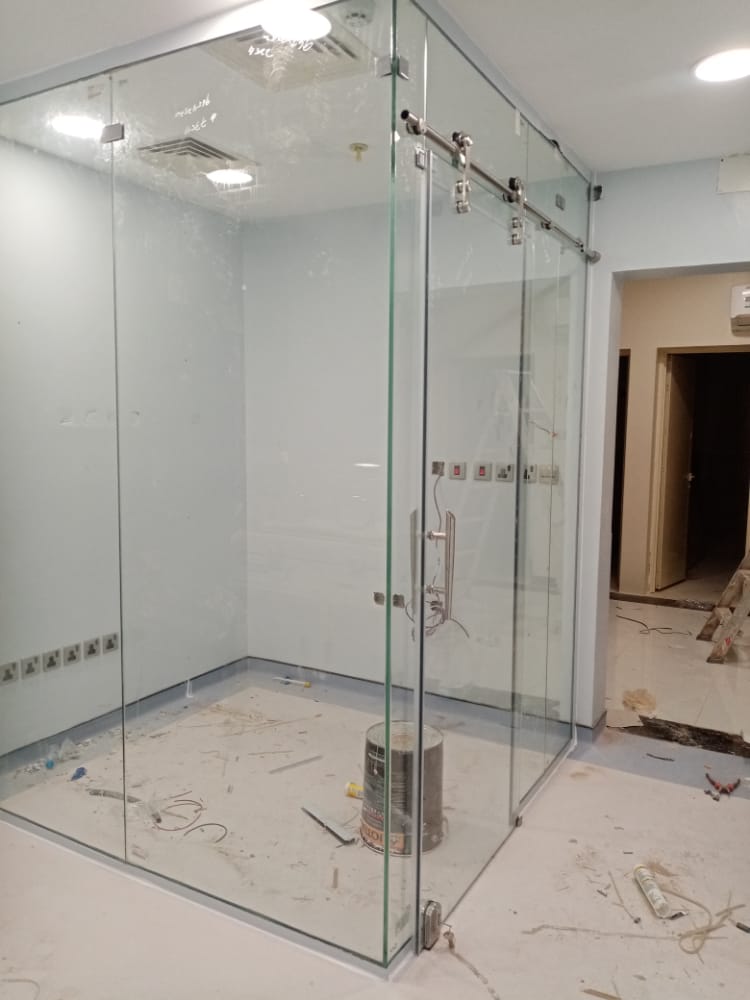 نوافذ زجاجية بإطارات سوداء