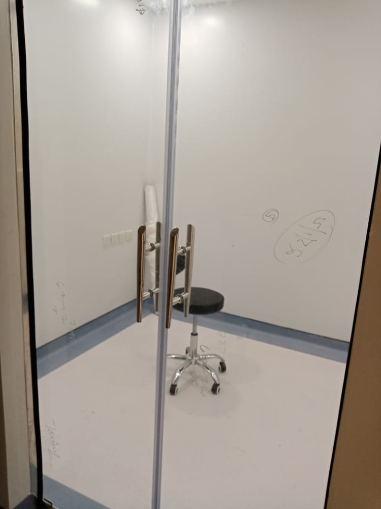 سلالم مع درابزين ستانلس ستيل وكرات ذهبية