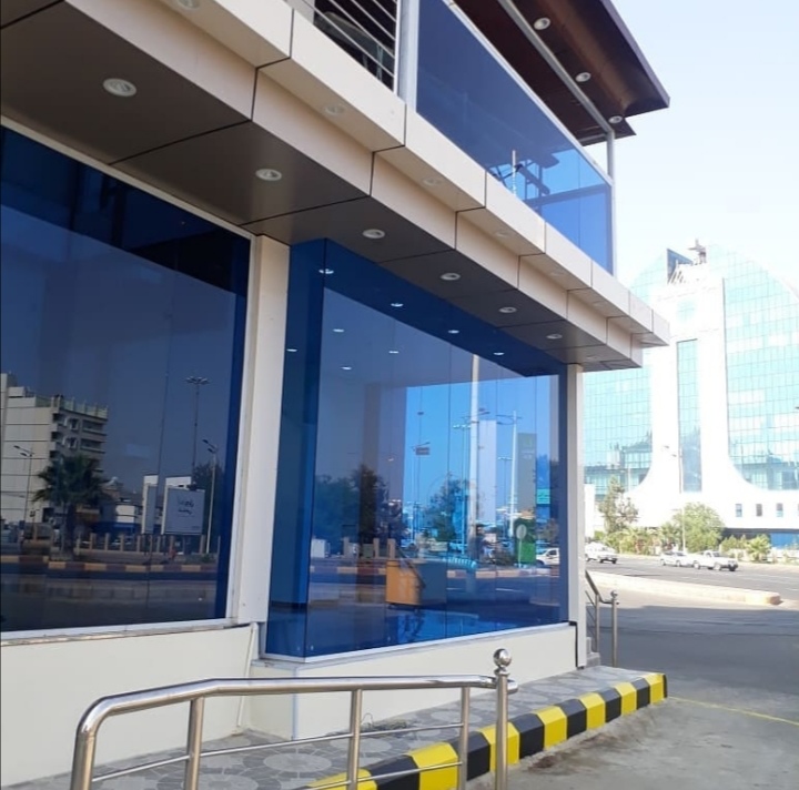 سلالم زجاجية مع درابزين ستانلس ستيل منحني