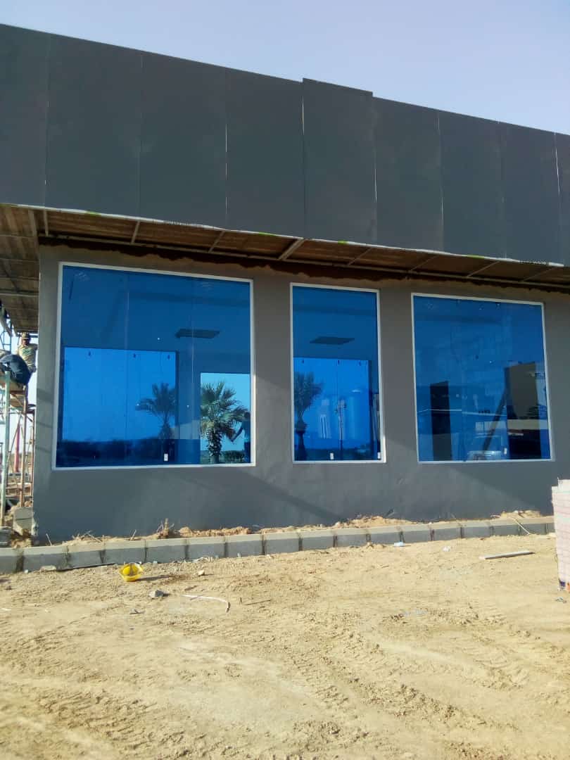 درابزين زجاجي مع كروم مزخرف