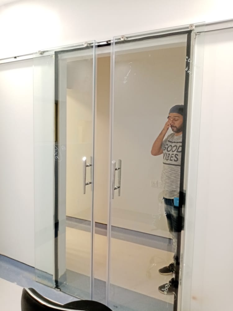 متجر زجاجي حديث