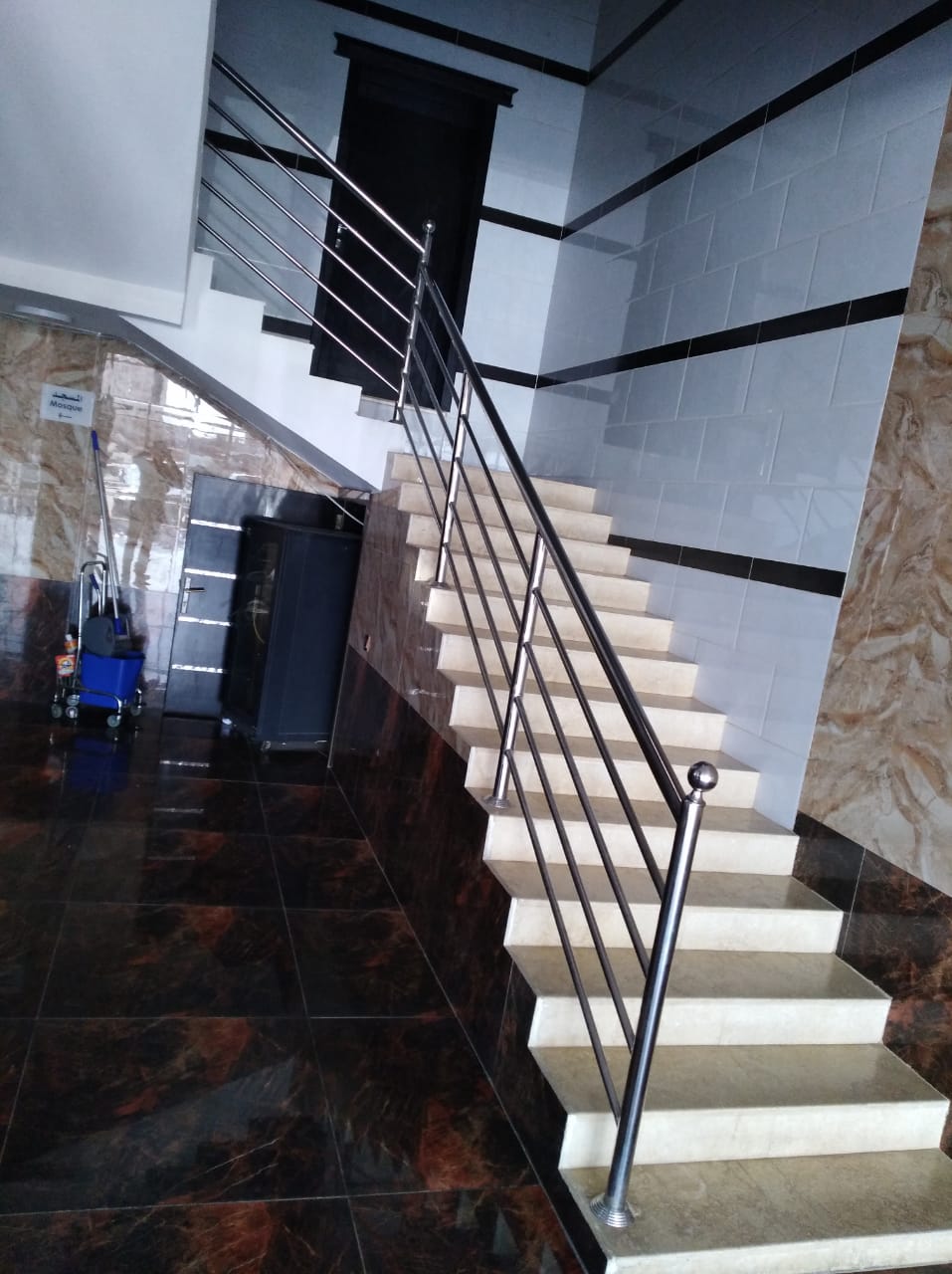 متجر زجاجي مع وحدات عرض